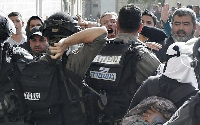 Israeli police clash with Palestinians outside the Al-Aqsa mosque compound in the Old City of Jerusalem on April 16, 2014. (photo credit: AFP PHOTO / AHMAD GHARABLI) Israeli police clash with Palestinians outside the Al-Aqsa mosque compound in the Old City of Jerusalem on April 16, 2014. (photo credit: AFP PHOTO / AHMAD GHARABLI)