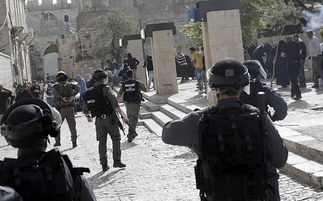 Israeli police clash with Palestinians outside the al-Aqsa mosque compound in the Old City of Jerusalem on Wednesday, April 16, 2014. (photo credit: AFP/Ahmad Gharabli) Israeli police clash with Palestinians outside the al-Aqsa mosque compound in the Old City of Jerusalem on Wednesday, April 16, 2014. (photo credit: AFP/Ahmad Gharabli)