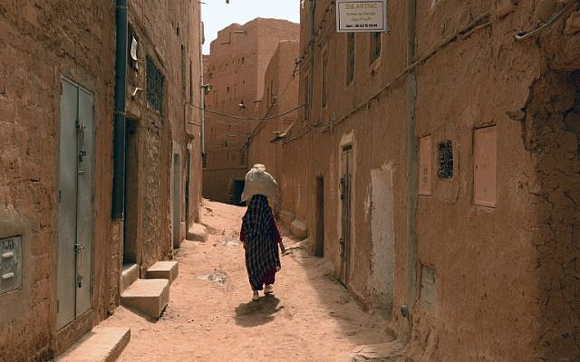 A Moroccan woman carries a sack on her head as she walks along a narrow street in the Jewish Mellah quarter of Tinghir, at the foot of the High Atlas and the heart of Morocco's Berber community on April 21 , 2014 (photo credit: AFP/FADEL SENNA) A Moroccan woman carries a sack on her head as she walks along a narrow street in the Jewish Mellah quarter of Tinghir, at the foot of the High Atlas and the heart of Morocco's Berber community on April 21 , 2014 (photo credit: AFP/FADEL SENNA)