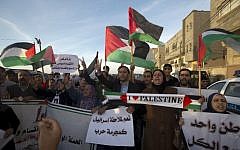 Palestinians wave their national flag as they demonstrate in Gaza City on April 22, 2014. (AFP/Mahmud Hams)
