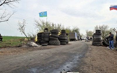 Armed pro-Russian militants stand guard at a check-point outside the eastern Ukrainian city of Slavyansk, on April 20, 2014. (photo credit: AFP Photo/Genya Savilov)