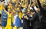 Maccabi Electra Tel Aviv's Head Coach David Blatt, 3rd from right, hugs an unidentified team member as players celebrate after the Euroleague playoffs basketball match, group D, round 4, between Emporio Armani Milan and Maccabi Tel Aviv on April 23, 2014 at the Nokia stadium in Tel Aviv (photo credit: AFP/Jack Guez)
