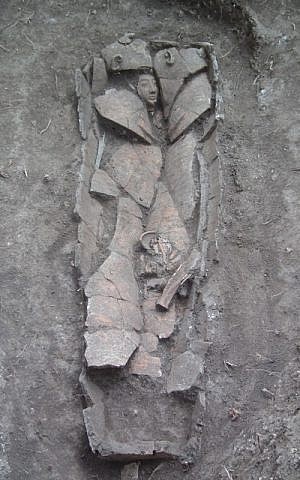 The clay anthropoid coffin found near Tel Shadud at the time of its discovery. (photo credit: Dan Kirzner, courtesy of the Israel Antiquities Authority)