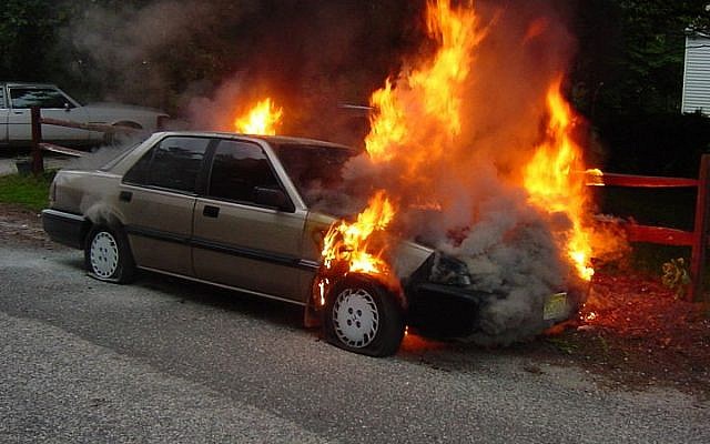 A car on fire (illustrative photo: Shah rukh khan/Wikimedia Commons/public domain)