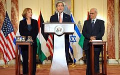 US Secretary of State John Kerry stands with Tzipi Livni, Israel's chief negotiator (left), and Palestinian chief negotiator Saeb Erekat, after the resumption of Israeli-Palestinian peace talks at the State Department in Washington, July 30, 2013. Those talks stalled in 2014 and have not resumed. (US State Department)