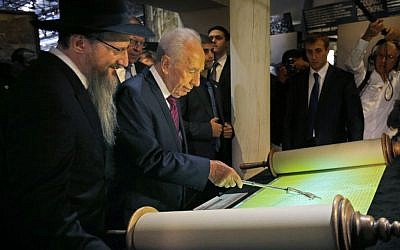 Chief Rabbi of Russia Berel Lazar and Israeli President Shimon Peres read from a Torah scroll at an opening ceremony of Russia’s Jewish Museum in Moscow, Thursday, Nov. 8, 2012.  (photo credit: AP Photo/Alexander Zemlianichenko)