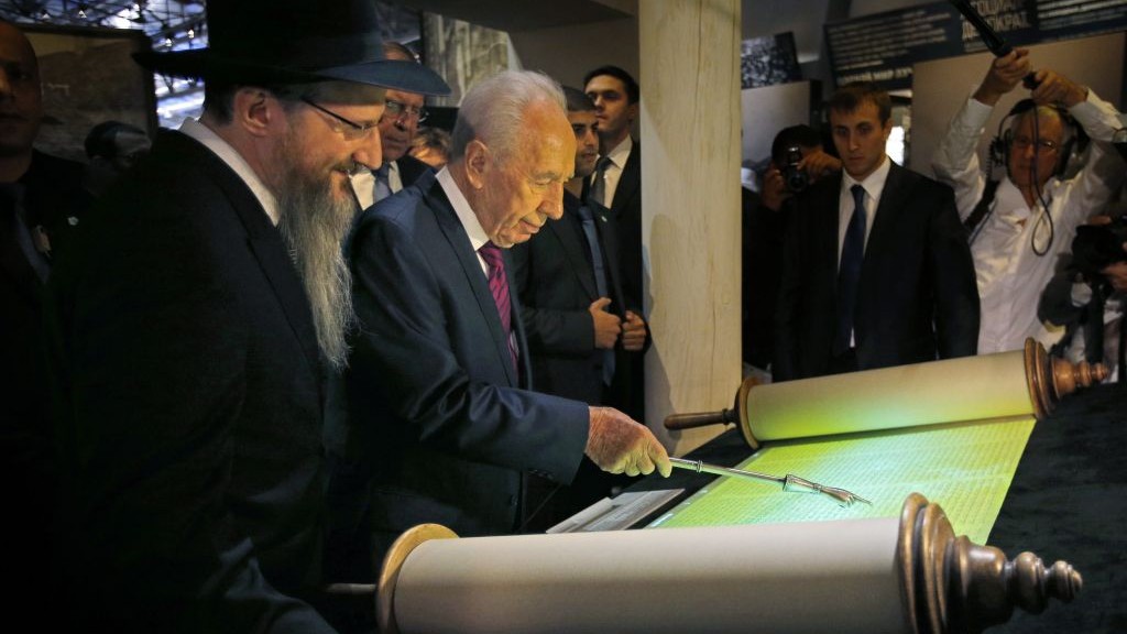 Chief Rabbi of Russia Berel Lazar and Israeli President Shimon Peres read from a Torah scroll at an opening ceremony of Russia’s Jewish Museum in Moscow, Thursday, Nov. 8, 2012.  (photo credit: AP Photo/Alexander Zemlianichenko)