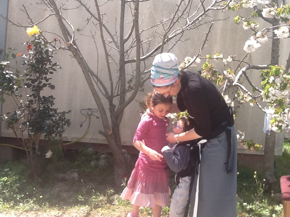 Four-year-old Amichai Avner, who lives in Psagot, is able to stand up and interact with his sister, Atara, 6, with the help of his mother, Nomi Avner, and the Upsee. (Photo courtesy of Nomi Avner) 