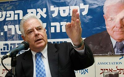 Then-Knesset Member Efraim Sneh presents his party "Strong Israel" at an election campaign event in Tel Aviv, December 16, 2008. (photo credit: Roni Schutzer/Flash 90)