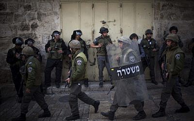 Israeli border police in the Old City of Jerusalem (Yonatan Sindel/Flash90)