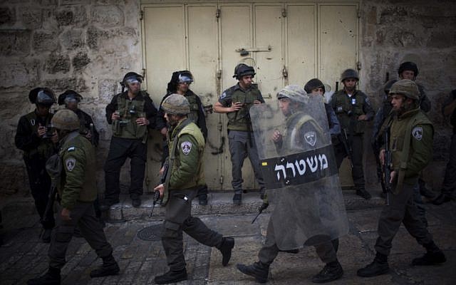 Israeli border police in the Old City of Jerusalem (Yonatan Sindel/Flash90)