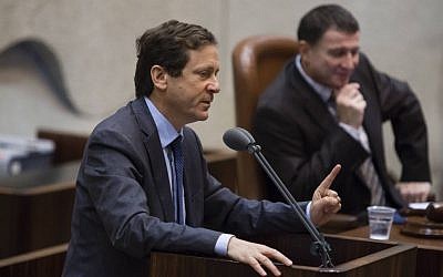 Labor Party Leader Isaac Herzog speaks during a plenum session on the peace process, Monday, April 7, 2014 (photo credit: Flash90)