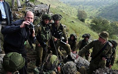Defense Minister Moshe Ya'alon participates in a drill with the Golani Brigade, Tuesday, April 8, 2014. (photo credit: Ariel Hermoni/Flash 90)