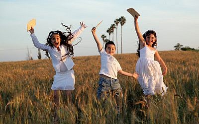 These matzo-loving kids show how excited they are for the Passover holiday which begins Monday night (photo credit: Edi Israel/Flash90)