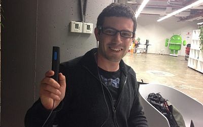 Erez Naaman demonstrates the OrCam in action. (photo credit: Courtesy)