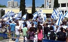 Students protest at Tel Aviv University, April 6, 2014. (screenshot: YouTube)