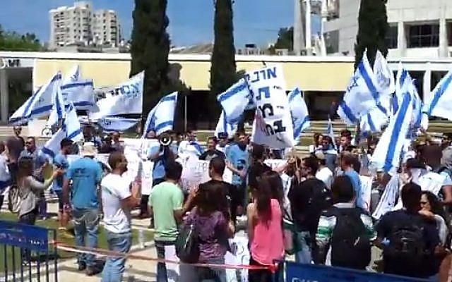 Students protest at Tel Aviv University, April 6, 2014. (screenshot: YouTube) Students protest at Tel Aviv University, April 6, 2014. (screenshot: YouTube)