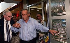 Warren Buffet (L) discusses future plans for the expansion of his newly acquired business Iscar Metalworking with previous owner Steff Wertheimer (R) in Tefen, Israel on Monday, Sept. 18, 2006. (Photo credit: Big R /Flash90)