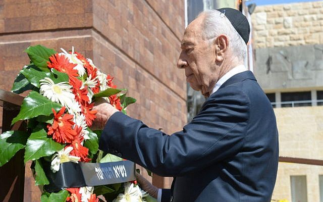 President Shimon Peres lays a wreath of flowers during the official State ceremony for the national Holocaust Remembrance Day at the Holocaust Museum Yad VaShem, on Monday, April 27, 2014. (photo credit: Haim Zach/GPO/Flash 90)