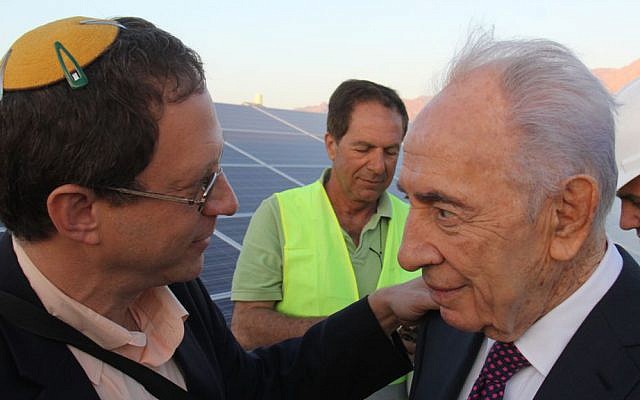 Solar energy entrepreneur Yossi Abramowitz, left, with President Shimon Peres, at Kibbutz  Elifaz, April 2014 (photo credit: Yosef Engel)