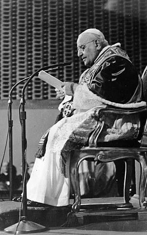 Pope John XXIII delivers a message to the world appealing for peace. (photo credit: Keystone/Getty Images/JTA)