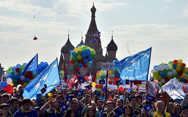 Russian Trade Unions' members parade on the Red Square in Moscow on May 1, 2014, during their May Day demonstration authorized by authorities. (AFP/Yuri Kadobnov)