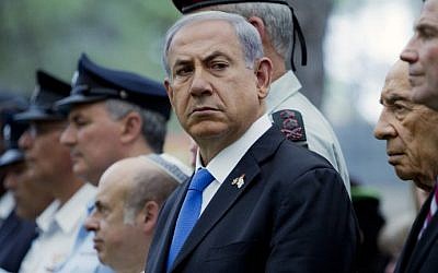 Benjamin Netanyahu during a memorial ceremony marking Memorial Day on May 5, 2014 at Mount Herzl Military Cemetery in Jerusalem. To his right are Shimon Peres and Yuli Edelstein. (photo credit: AFP/POOL/JIM HOLLANDER)