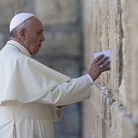 Pope Francis places a prayer between the stones of the Western Wall in Jerusalem's Old City on May 26, 2014. (AFP/Thomas Coex)