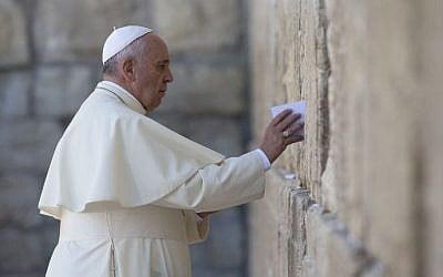 Pope Francis places a prayer between the stones of the Western Wall in Jerusalem's Old City on May 26, 2014. (AFP/Thomas Coex)