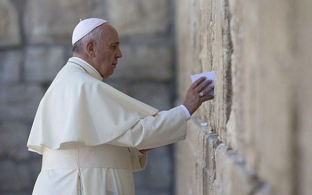 Pope Francis places a prayer between the stones of the Western Wall in Jerusalem's Old City on May 26, 2014. (AFP/Thomas Coex)