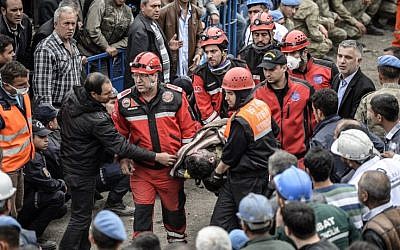 Rescuers carry out a dead miner on May 14, 2014 after an explosion and fire in a coal mine in the western Turkish province of Manisa. (photo credit: AFP PHOTO/BULENT KILIC)