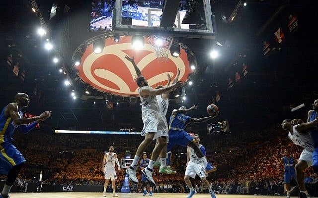 Maccabi Tel Aviv’s US guard Devin Smith (L) vies with Real Madrid's guard Sergio Llull during the Euroleague 2014 3rd place Final Four basketball game, on May 18, 2014, at the Mediolanum stadium in Assago, Italy. (photo credit: Olivier Morin/AFP) Maccabi Tel Aviv’s US guard Devin Smith (L) vies with Real Madrid's guard Sergio Llull during the Euroleague 2014 3rd place Final Four basketball game, on May 18, 2014, at the Mediolanum stadium in Assago, Italy. (photo credit: Olivier Morin/AFP)