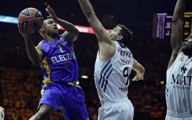 Maccabi Tel Aviv’s US guard Tyrese Rice (C) vies with Real Madrid's guard Sergio Llull (Center L) during their Euroleague 2014 3rd place Final Four basketball game, on May 18, 2014, at the Mediolanum stadium in Assago, Italy. (photo credit: Olivier Morin/AFP)