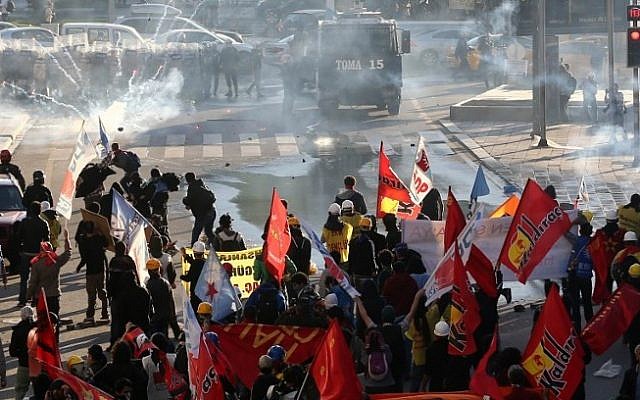 Demonstrators stand behind barricades during clashes with riot police in Ankara on the first anniversary of last year's protests in Taksim square, on May 31, 2014.(Photo credit: AFP/ADEM ALTAN)