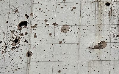 Close of of the old Holiday Inn in Beirut walls. (photo credit: CC BY Francisco Anzola/Flickr)