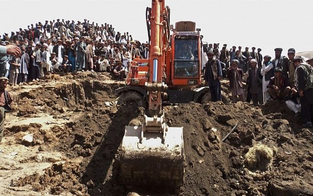 Afghans search for survivors after Friday's landslide buried Abi-Barik village in Badakhshan province, northeastern Afghanistan, Saturday, May 3, 2014. (Photo credit: AP/Gulrahim Niazman) Afghans search for survivors after Friday's landslide buried Abi-Barik village in Badakhshan province, northeastern Afghanistan, Saturday, May 3, 2014. (Photo credit: AP/Gulrahim Niazman)