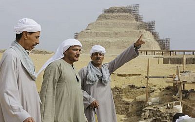 Lead archaeology workers supervise as their colleagues dig a newly-discovered tomb dating back to around 1100 B.C. at the Saqqara archaeological site, 30 kilometers (19 miles) south of Cairo, Egypt, Thursday, May 8, 2014.  (photo credit: AP Photo/Amr Nabil)