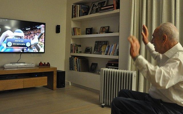 President Shimon Peres watches the Euroleague final which brought Maccabi Tel Aviv to victory, May 18, 2014. (Photo credit: Courtesy) President Shimon Peres watches the Euroleague final which brought Maccabi Tel Aviv to victory, May 18, 2014. (Photo credit: Courtesy)