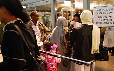 A general view of the entrance to the passport control area at Ben Gurion International Airport, November 2, 2006. (Gili Yaari/Flash90)