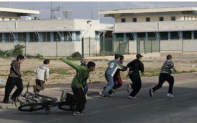 Illustrative: Israeli children run to a bomb shelter during a Color Red alarm warning of incoming rockets from the Gaza Strip, January 8, 2009. (Anna Kaplan/ Flash90/File)