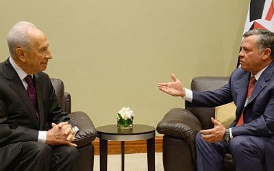 Then-president Shimon Peres meets with King Abdullah II of Jordan at the World Economic Forum in Amman, Jordan, on May 26, 2013. (Mark Neyman/GPO/Flash90)