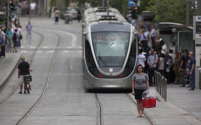 Israelis stand still as the two-minute Memorial Day siren sounds on Jaffa Road in Jerusalem, Monday, May 5, 2014 (photo credit: Yonatan Sindel/Flash90)