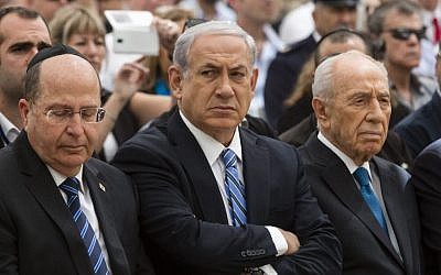 Prime Minister Benjamin Netanyahu (center), with Defense Minister Moshe Ya'alon (left), and  Shimon Peres at an event on April 30, 2014. (photo credit: (David Vaaknini/Flash 90/Pool)