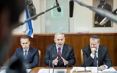 Benjamin Netanyahu, center, speaking at the start of the cabinet meeting in Jerusalem on May 4, 2014. (Emil Salman/POOL/FLASH90)