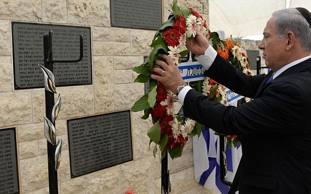 Benjamin Netanyahu laying a wreath at Mount Herzl on Monday, May 5, 2014. (photo credit: Kobi Gideon/GPO/Flash 90.)