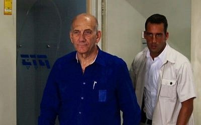 Former prime minister Ehud Olmert arrives for sentencing in the Holyland affair at the District Court in Tel Aviv, May 13, 2014. Photo credit:Moti Kimchi/POOL/Flash90)