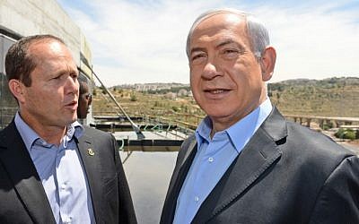 Prime Minister Benjamin Netanyahu (right), and Jerusalem Mayor Nir Barkat tour a sports arena under construction in Jerusalem, on Thursday, May 15, 2014. (photo credit: Haim Zach/GPO/Flash 90)
