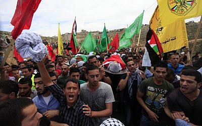 Palestinians mourn the death of Nadeem Abu Qaraa and Muhamed Abu Daher at their joint funeral in the West Bank town of Birzeit, north of Ramallah, on May 16, 2014. (photo credit: Issam Rimawi/Flash 90)