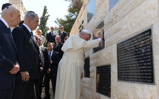 Prime Minister Benjamin Netanyahu and President Shimon Peres with Pope Francis at a monument in honor of victims killed in terror acts, at the Mount Herzl military cemetery in Jerusalem on May 26, 2014. (photo credit: Avi Ohayon/GPO/Flash90) Prime Minister Benjamin Netanyahu and President Shimon Peres with Pope Francis at a monument in honor of victims killed in terror acts, at the Mount Herzl military cemetery in Jerusalem on May 26, 2014. (photo credit: Avi Ohayon/GPO/Flash90)