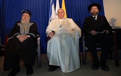 Pope Francis seen with Sephardi Chief Rabbi Yitzhak Yosef (L) and Ashkenazi Chief Rabbi David Lau in Jerusalem on May 26, 2014 (photo credit: Haim Zach/GPO/FLASH90)